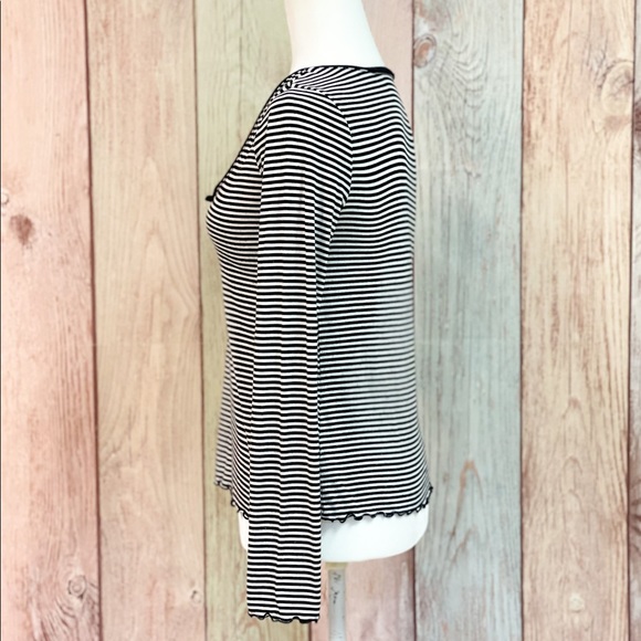 🌸3/$25 5/$35 SALE🌸 Women’s Black and White Striped Scoop Neck Long Sleeve Tee - Picture 6 of 9